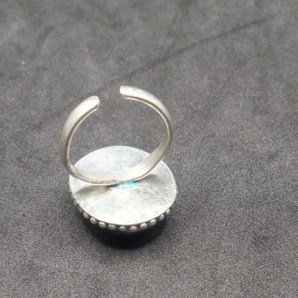 Elegant Silver and Red Gemstone Ring - Picture 4 of 10